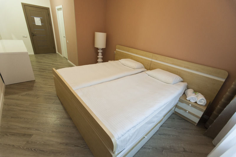 Holiday Hotel & Hostel 耶烈万 外观 照片